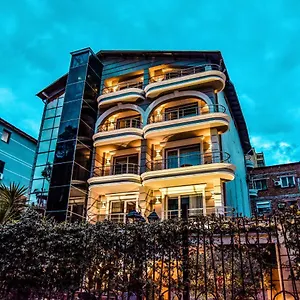 Broadway Albanië